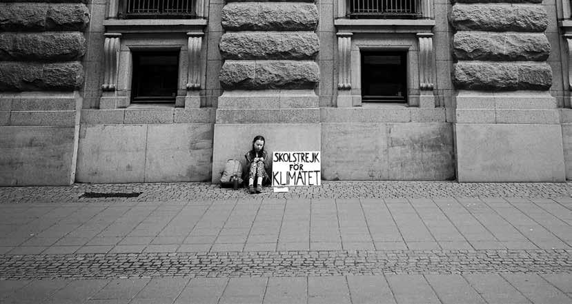 Foto credit: Adam Johansson August 2018 Greta Thunberg, un copil de 15 ani aflat în greva școlii pentru climă în fața Parlamentului Suediei.