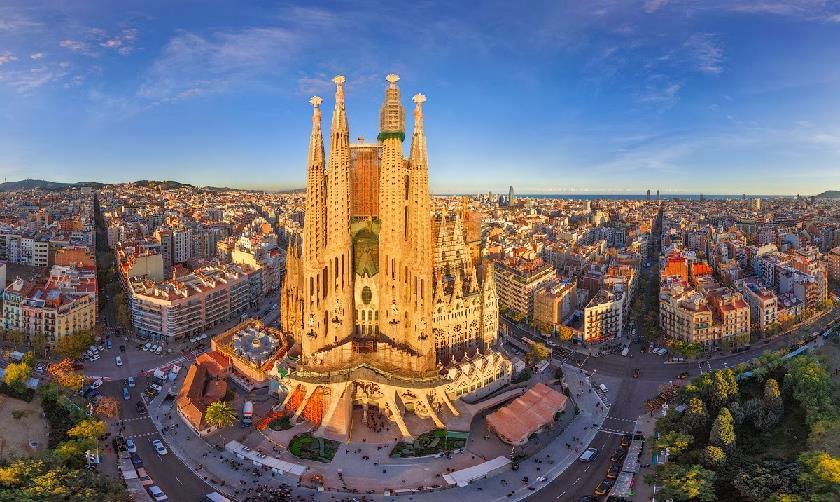 CIRCUITE 2020 BARCELONA Toamna in orasul modernismului Perioada: 24.10 28.10.2020 (5 zile/ 4 nopti) Barcelona, capitala modernismului, este unul dintre cele mai frumoase orase din Europa.