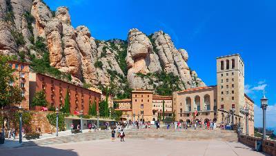 In afara orasului medieval au aparut adevarate bijuterii arhitecturale ale perioadei moderniste, realizate de Gaudi si contemporanii sai.
