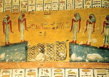 Sfinxul si cele trei piramide de pe platoul Giza (vizita exterioara), Muzeul de Parfumuri Orientale si Institutul Papirusului. Optional, spectacol de lumini si sunet la Piramide, pe platoul Giza.