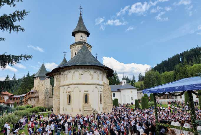 Putna 550 550 de ani de la 10 iulie 1466 Sărbătoarea de 550 de ani de la ziua punerii pietrei de temelie a Mănăstirii Putna a început de sâmbătă, 9 iulie 2016, seara, cu slujba Privegherii.