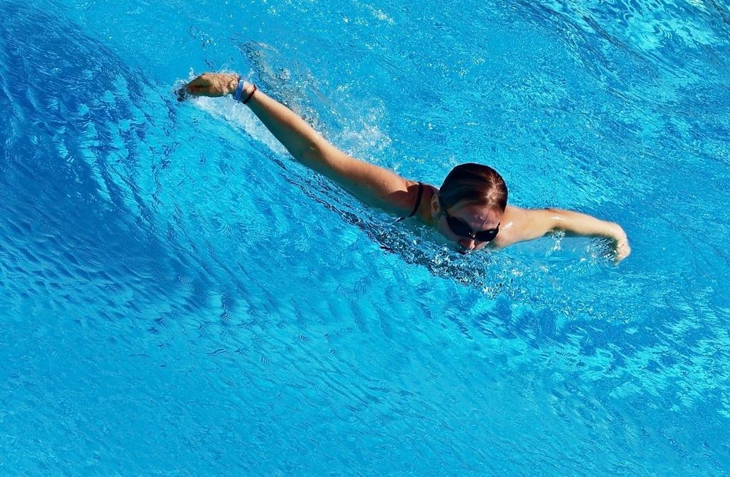 APA SUSŢINE GREUTATEA Când este în apă, o persoană cântăreşte doar 10% din greutatea normală a corpului ei.