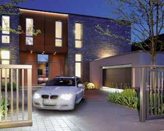 Uşi de garaj şi sisteme de acţionare Uşi de garaj Adaptate optim la arhitectura casei dumneavoastră: uşi basculante sau uşi secţionale din oţel sau lemn.