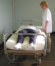 Exemplu: Deplasarea unui pacient mai sus în pat Metodă de transfer manual 1.