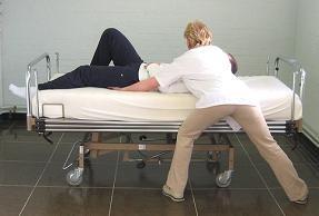 Doi îngrijitori o Rugaţi pacientul să îşi plaseze ambele mâini pe bara superioară a