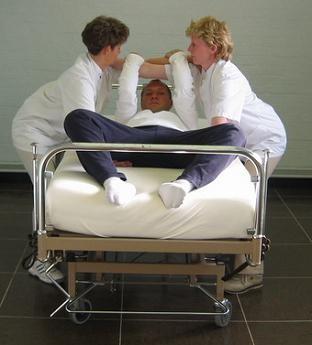 o În timpul ridicării pacientului folosiţi musculatura piciorului şi a şoldului în locul
