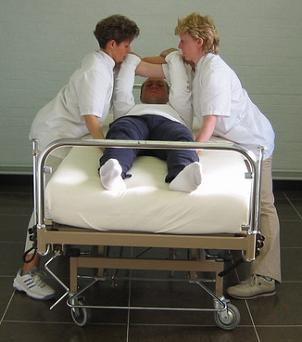 ulterioară a genunchilor în timp ce se ridică pacientul.