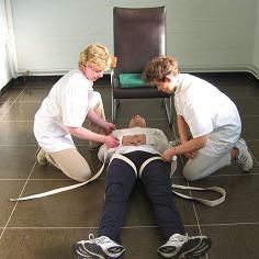 Deplasarea unui pacient care a căzut pe podea Exemplu: Ridicarea pe un scaun a unui pacient care a căzut pe podea Metodă