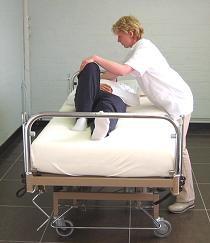 se permite îngrijitorului să evite să se aplece sau să se întindă peste pat în timpul transferării şi ridicării pacientului, depunând astfel efortul fizic necesar cu spatele îndoit sau răsucit. 3.