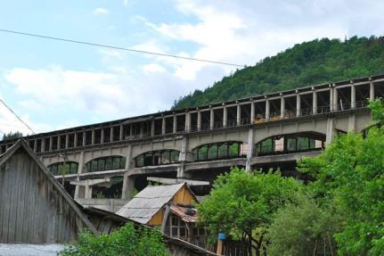 Determinările de pulberi în suspensie se efectuează doar la staţiile de trafic şi în zona Taşca, aflată sub impactul fabricii de ciment.