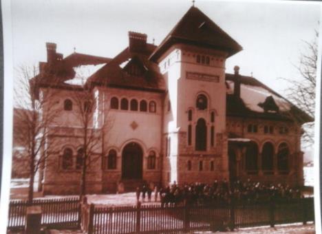În 1948 este înființătă,,școala medie tehnică cu profil de exploatarea și industrializarea lemnului. În 1966, vine la conducerea liceului prof.ing.dumitru Doagă (n 14.10.1929 d 08.12.