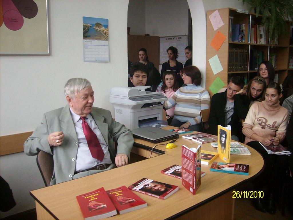 Întâlnire cu scriitorul Gheorghe Jurcă Cu ocazia unei activităţi culturale desfăşurate la Colegiul Naţional Horea, Cloşca şi Crişan din Alba Iulia, în cadrul proiectului Universul cărţii.