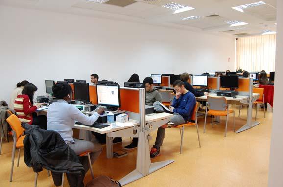 32 locuri pentru studiu, pune la dispoziţia utilizatorilor periodice româneşti şi străine; sala de referinţe, cu o