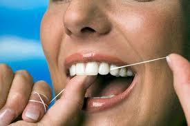 c) trebuie sa aibe dimensiuni egale ca dintele initial si sa aibe un contact ferm si continuu cu gingia din jurul sau.