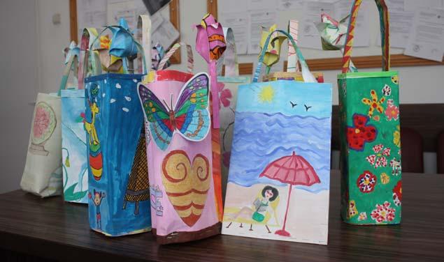 Graþie talentului ºi pasiunii pentru desen a profesorului Liliana Cojocaru, ºcoala este încãrcatã cu planºe în acuarelã, adevãrate tablouri în miniaturã, ba chiar ºi cu candelabre în tehnica origami.