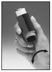 Testarea inhalatorului 1. Dacă utilizaţi pentru prima dată inhalatorul, scoateţi capacul piesei bucale, ţinând părţile laterale ale inhalatorului între degetul mare şi arătător.