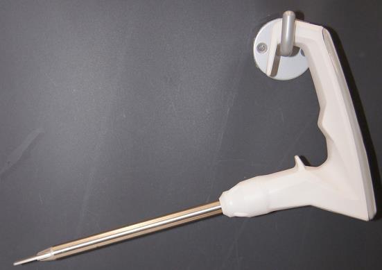 Pentru depozitarea instrumentului Ureche de agăţare > Urechea de agăţare integrată poate fi folosită pentru agăţarea instrumentului de un cârlig.