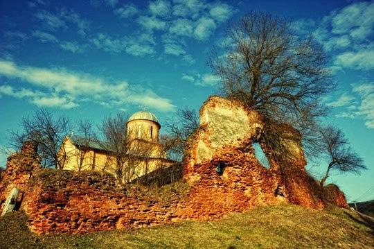 În noiembrie 2012, o echipă de arheologi de la Muzeul Judeţean a descoperit vestigii vechi de câteva sute de ani la Mănăstirea Vieroş