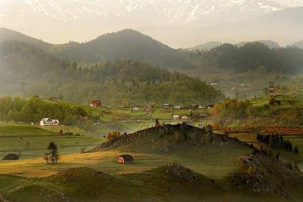 Şirnea e un sat parcă ieşit din romanele lui J.R.R. Tolkien. E un sătuc din Braşov, amplasat la poalele Munţilor Piatra Craiului, la o altitudine de aproape 1.400 m.