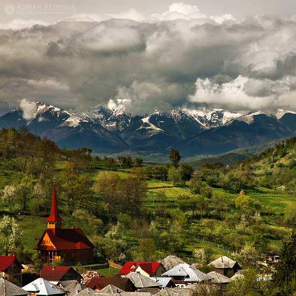 6. Rimetea Rimetea e unul dintre cele mai frumoase sate din Transilvania. Sătenii spun că aici soarele răsare de două ori.