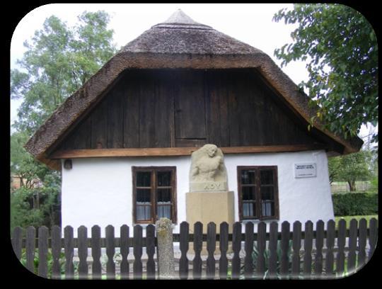Fig. 75. Casa memorială și bustul din bronz al poetului Ady Endre (comuna Căuaș) Anul construirii clădirii este cu aproximaţie a doua jumătate a secolului al XIX-lea.