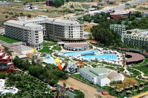 Mukarnas Spa & Resort Hotelul Mukarnas Spa & Resort este situat pe malul mării, la 90 km de aeroportul din Antalya şi 30 km de oraşul Alanya. Standard Room SSV EUR 1,755.00 EUR 1,187.