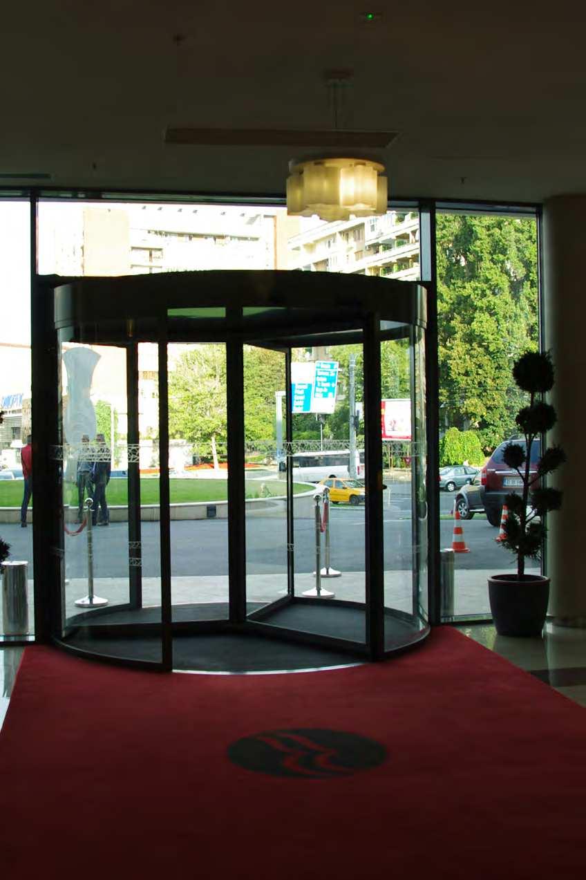 Ramada Plaza Craiova Ușă rotativă RECORD K31 de acces în hotel Fațadă: Alusystem Constructor: Bog Art Fotograf: Adrian Topciu Ramada