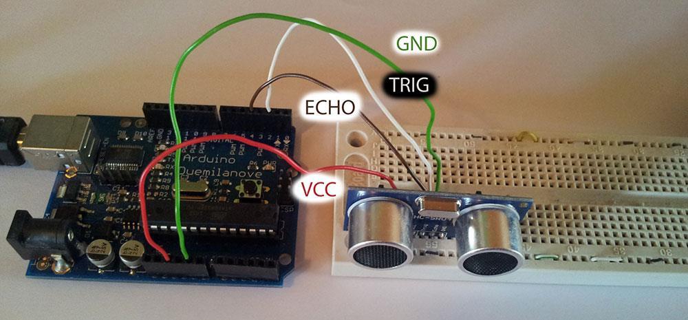 Pentru laborator se va utiliza un modul HC-SR04, modul care conţine şi emiţătorul de ultrasunete şi partea de recepţie (microfonul), circuitul fiind proiectat să lucreze cu semnale logice TTL, astfel