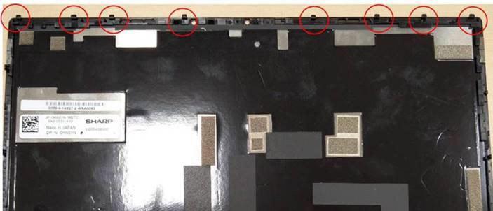 3 Poziţionaţi suportul metalic şi remontaţi şuruburile M1,6x2,5 (2) pentru a fixa panoul afişajului. 4 Conectaţi cablul bateriei la conectorul de pe placa de sistem.