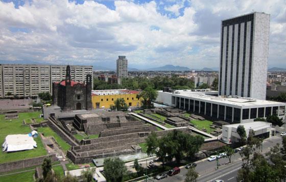 orasului cu Plaza de la Constitucion, Palatul National (El Granda) construit pe ruinele unui palat aztec, cu faimoasele picturi murale ale lui Diego Rivera, Catedrala Metropolitana (construita dupa