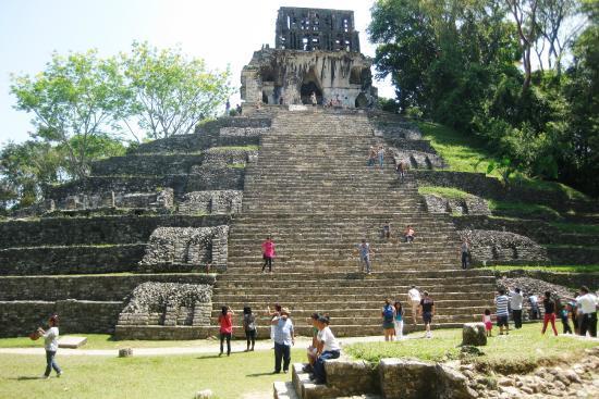 constructiilor. Turul va continua spre Bonampak, renumit pentru cele mai frumoase picturi Maya cunoscute, descoperite in anul 1946 de Guilles Healy si Charles Frey.