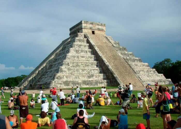 Vom admira cele mai bine pastrate vestigii mayase precum, Piramida Adivino sau a Magicianului, Casa Testoaselor renumita pentru broastele testoase care decoreaza cornisa, Casa Pasarilor, Palatul