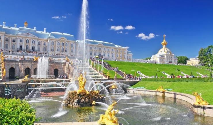 Insotiti de ghidul local vom porni intr-un tur panoramic al orasului Sankt Petersburg, al doilea oras ca marime al Rusiei, care va include Bulevardul Al.