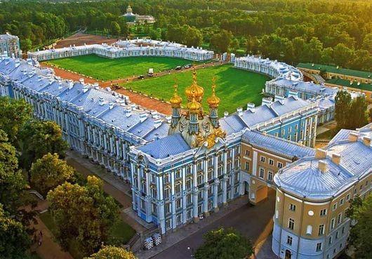 Veti vizita Palatul Pavlovsk, construit de Imparateasa Ecaterina a II-a pentru fiul ei, viitorul Imparat Pavel I, unde veti admira si una dintre cele mai impresionante gradini in stil englezesc din