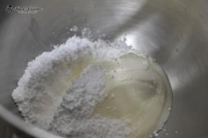 această Gusturi Românești) sau frișcă lichidă (de exemplu aceasta) 150 grame zahăr pudră și încă 2 linguri pentru