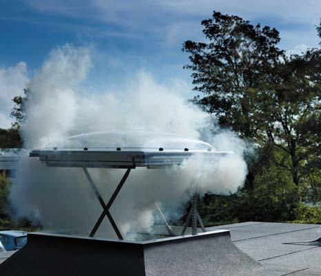 În cazul unui incendiu, senzorul de fum activează motorul electric care deschide fereastra 50 cm, pentru evacuarea fumului.
