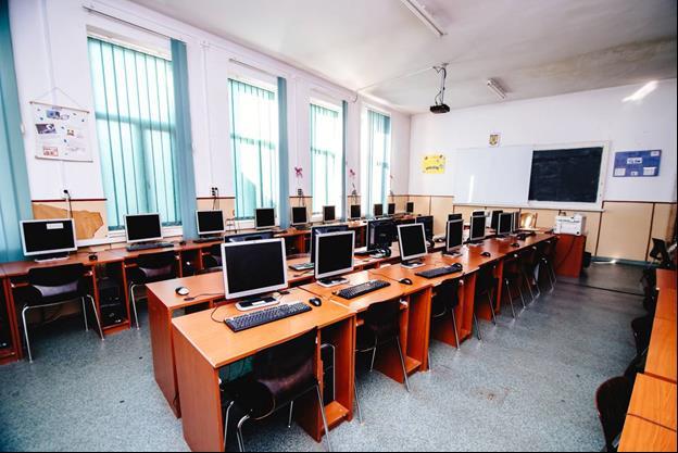 Baza materiala a scolii este Un laborator de informatică cu 35 de
