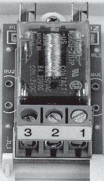 Bornele adecvate ale aparatului de comandat (cazan sau aparat de climatizare) se vor conecta printr-un cablu cu două fire la bornele 1 (NO) şi 2 (COM) normal deschise ale releului termostatului.