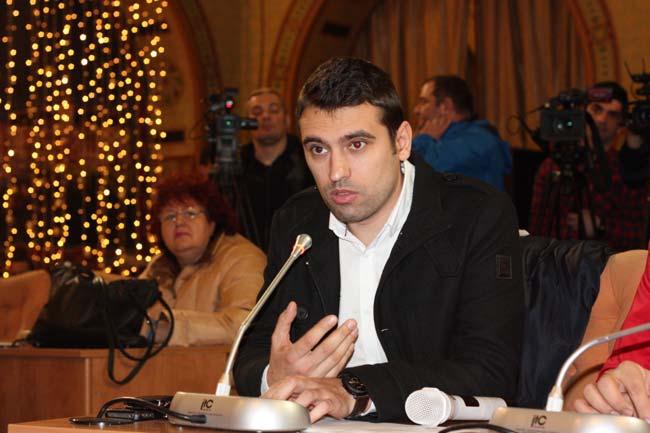 Primarul ales al Craiovei, Lia Olguþa Vasilescu, ºi-a înaintat demisia din funcþia de primar în seara de miercuri, imediat dupã ce a depus jurãmântul ca ministru al Muncii în Guvernul Grindeanu.