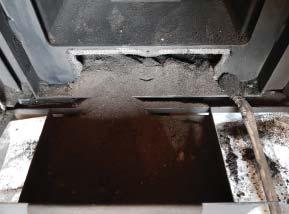 4. Întreținerea Curățarea termoșemineului trebuie efectuată numai în stare rece. Curățarea camerei de ardere trebuie efectuată zilnic.