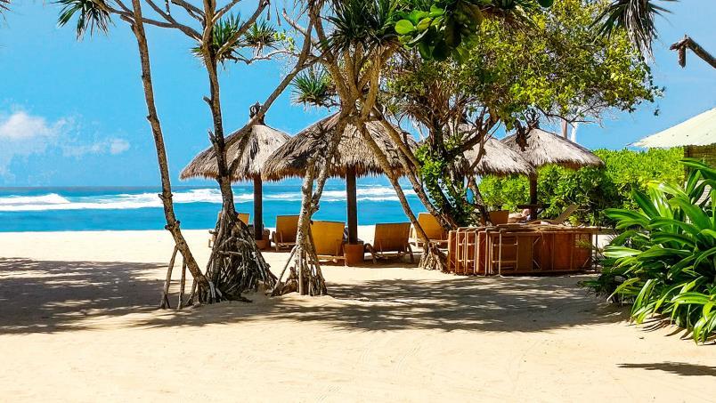 Va invitam intr-o inedita escapada in Insula Bali, faimoasa pentru plajele minunate, luxuriantele paduri tropicale, sculpturile in lemn, pesterile sacre si nu in ultimul rand pentru mostenirea