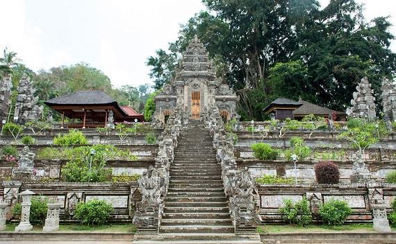 In continuarea zilei vom vizita uriasul templu Pura Taman Ayun, care a servit drept templu regal in sec. al XVIII-lea, in cadrul regatului Mengwi.