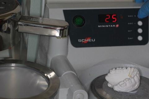 cu grosime de 0,01 mm, este încălzită la aparatul de termovacuumformare timp de 25 de secunde și ulterior
