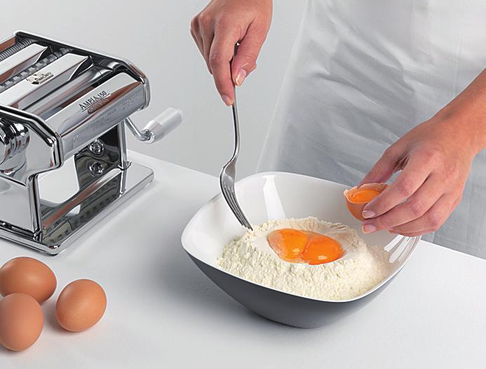 griș dur). În timpul prelucrării pastelor cu mașina de paste, vor mai fi necesare 100 g de făină.