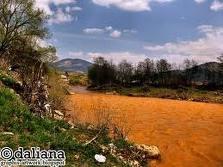 Culoarea roşiatică a apei se datorează mineritului excesiv ce durează de peste 2000 de ani şi care a dus la