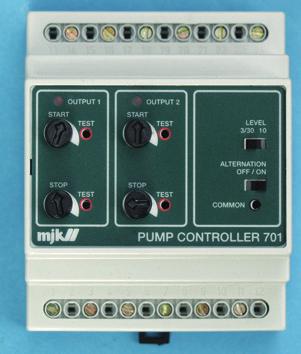 3 Modelul 702 - controlează până la 4 pompe. Modelul 702 foloseşte un transmiţător de presiune standard Expert pentru intrarea semnalului de referinţă.
