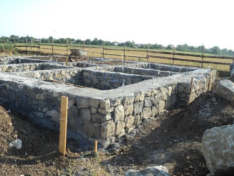Fundații din piatră naturală Fundațiile din piatră se pot executa și uscat, fără mortar, și se folosesc la construcții