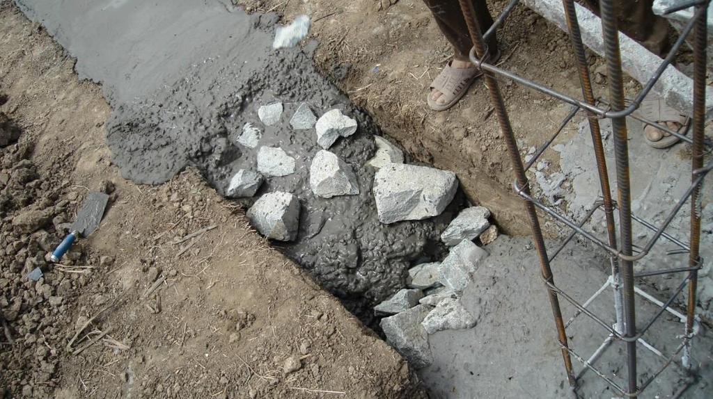 3.Fundații din beton ciclopian Se obține prin înglobarea în beton în proporție de până la 30% a bolovanilor de râu, pietrei brute sau spărturilor din fundații.