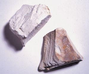 Nisipul cuarţos, denumit silice (SiO2) se adaugă în argile în scopul modificării plasticităţii şi comportării la ardere şi