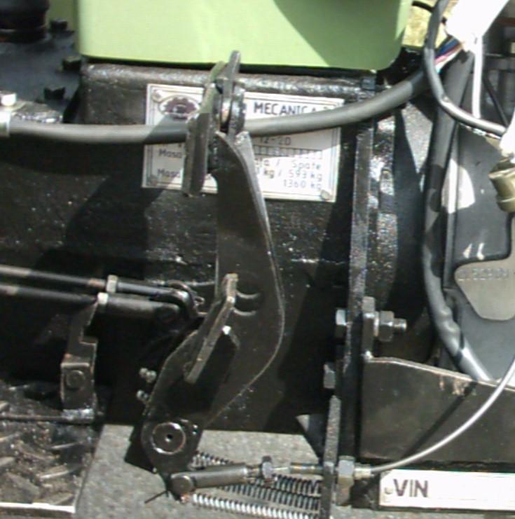 5. Pedala frânei din dreapta - prin apăsare asupra pedalei se obţine o frânare a roţii motoare din dreapta. 6.